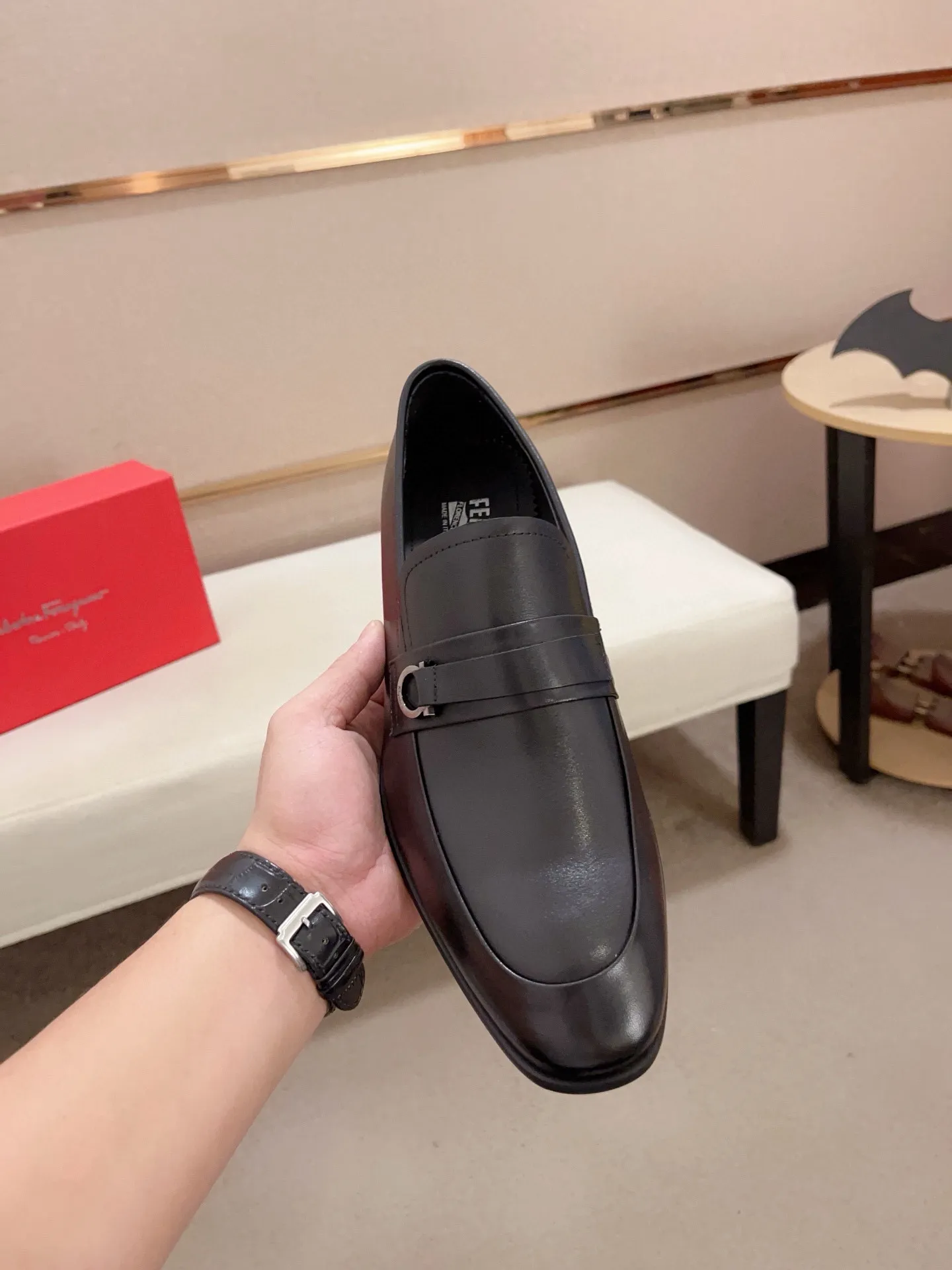 Men's shoes💰: 540💰 High version Ferragamo quality! 🆕🆕Exclusive hot-selling products in stock🔥🔥New products on the shelves, high-quality shoes, high-end driving shoes, with complete packaging! 💪 💪 Material: imported patented cowhide 🐂 + imported high-quality water-dyed cowhide lining + wear-resistant outsole 👍🏻👍🏻 Features: high-end and comfortable, purely handmade 🚀 🚀 Create the perfect shoes that suit you best 🔥 🔥 Size: (38-44) Can be customized 45 non-returnable!